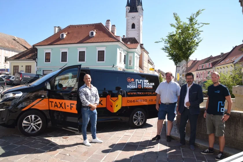 Vier Herren vor dem Stadttaxi Taxi Fox der Stadt Horn im Waldviertel